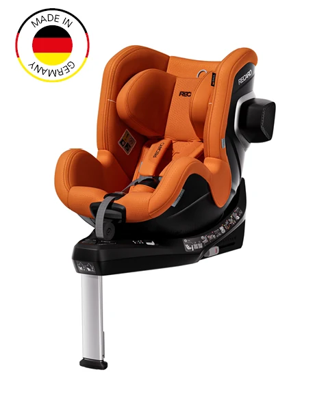 Ein TORON 1 KID-Kindersitz aus dem RECARO Shop in Orange und Schwarz, mit Stützfuß, Sicherheitsgurt und praktischer 360°-Drehfunktion, ist vor einem weißen Hintergrund abgebildet. In der oberen linken Ecke unterstreicht ein „Made in Germany“-Emblem mit der deutschen Flagge das sichere Design des Produkts.