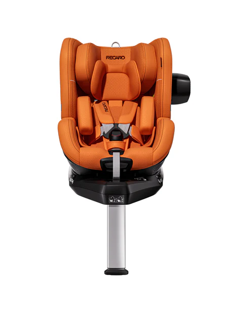 Der leuchtend orangefarbene RECARO Shop TORON 1 Kindersitz verfügt über Seitenstützen, eine verstellbare Kopfstütze, ein Gurtsystem und ein stabiles schwarzes Untergestell mit einem silbernen Stützfuß. Sein ergonomisches Design bietet Komfort in der vorwärtsgerichteten Position.