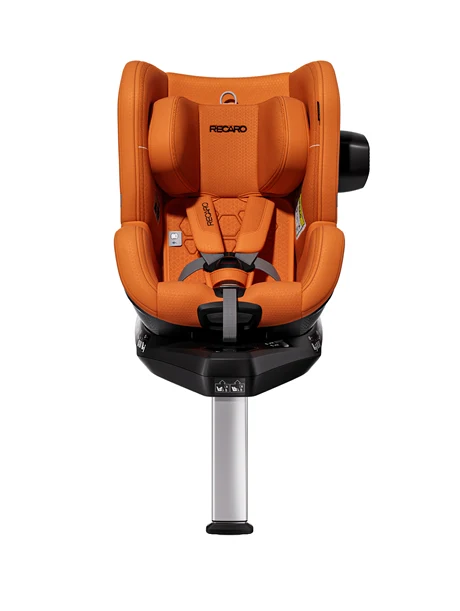 Der orangefarbene Kindersitz „TORON 1 KID“ von RECARO Shop verfügt über einen Fünf-Punkt-Gurt, eine verstellbare Kopfstütze und Seitenaufprallschutz, ist auf einer schwarzen Basis mit Stützfuß für zusätzliche Stabilität montiert und verfügt über eine praktische 360°-Drehfunktion – geeignet ab 3 Monaten.