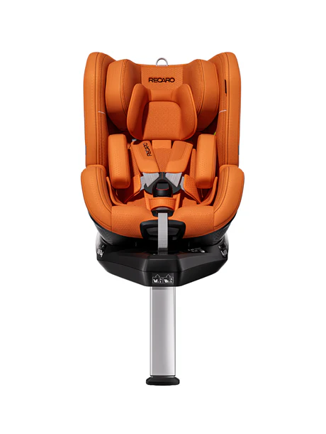 Frontansicht des orangefarbenen RECARO Shop TORON 1 Kindersitzes mit ergonomischem Design, Fünf-Punkt-Gurt, Kopfstütze und gepolsterten Seitenwänden auf einem schwarz-silbernen Fußkreuz mit Stützfuß für zusätzliche Stabilität.