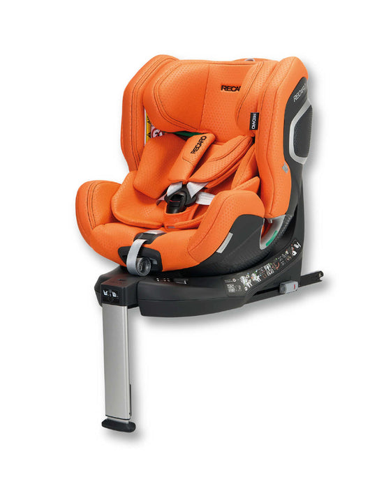 Der orangefarbene Kindersitz XENON 1 KID von RECARO Shop verfügt über eine bequeme Polsterung, ein Gurtsystem und zahlreiche Sicherheitsmerkmale. Er ist auf einem schwarzen Sockel mit verstellbarem Stützfuß montiert und wird vor weißem Hintergrund präsentiert. Die praktische 360-Grad-Drehfunktion sorgt für eine sichere Fahrt und erleichtert Ihrem Kind das Ein- und Aussteigen.