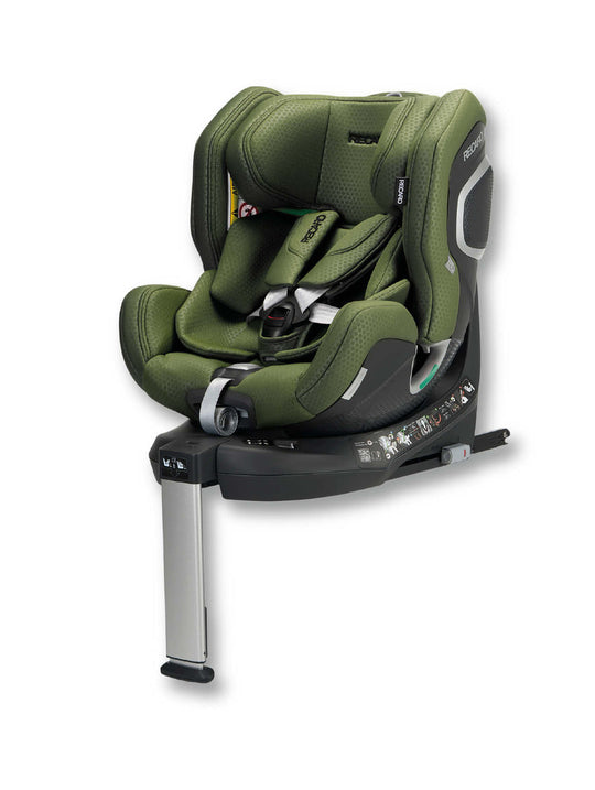 Ein grüner RECARO Shop XENON 1 KID-Kindersitz mit Sicherheitsgurt, Seitenschutz und einem verstellbaren Stützfuß mit 360-Grad-Drehfunktion, dargestellt vor einem weißen Hintergrund.
