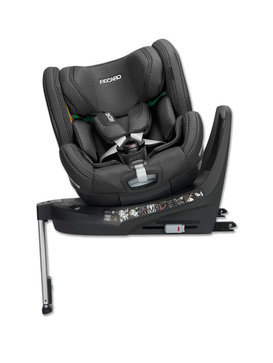 Auf weißem Hintergrund ist ein schwarzer Kindersitz „XENON 1 KID“ von RECARO Shop zu sehen, der mit einem Fünf-Punkt-Gurt ausgestattet ist und auf einer drehbaren Basis mit einem Stützfuß montiert ist, der sich um 360 Grad drehen lässt.