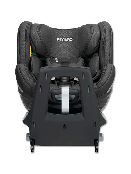 Eine Vorderansicht des RECARO Shop XENON 1 KID Kindersitzes in Schwarz zeigt dessen robusten Rahmen, die strukturierte Polsterung, das sichere Gurtsystem und die innovative 360-Grad-Drehfunktion für einfaches Drehen.