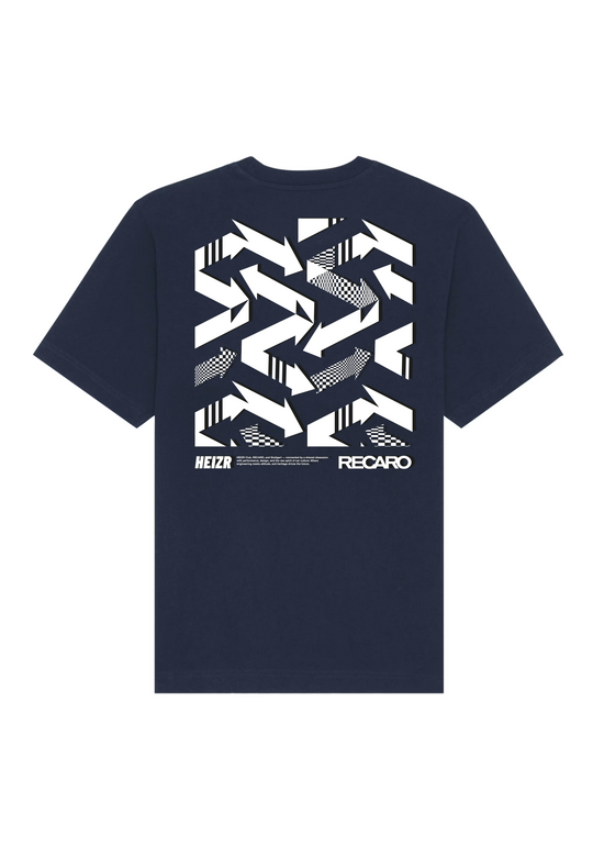 Das T-Shirt HEIZR Club X RECARO aus dem RECARO Shop ist marineblau mit einem geometrischen, weißen Pfeil- und Punktmuster auf dem Rücken sowie den Logos von HEIZR Club und RECARO in Weiß und zelebriert den modernen Autokultur-Stil.
