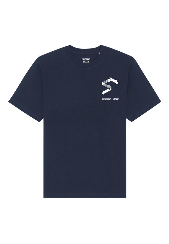 Marineblaues Kurzarm-T-Shirt aus dem RECARO Shop mit weißem, geometrischem Pfeildesign und "HEIZR Club X RECARO"-Schriftzug auf der linken Brust - perfekt für Autokultur-Fans.