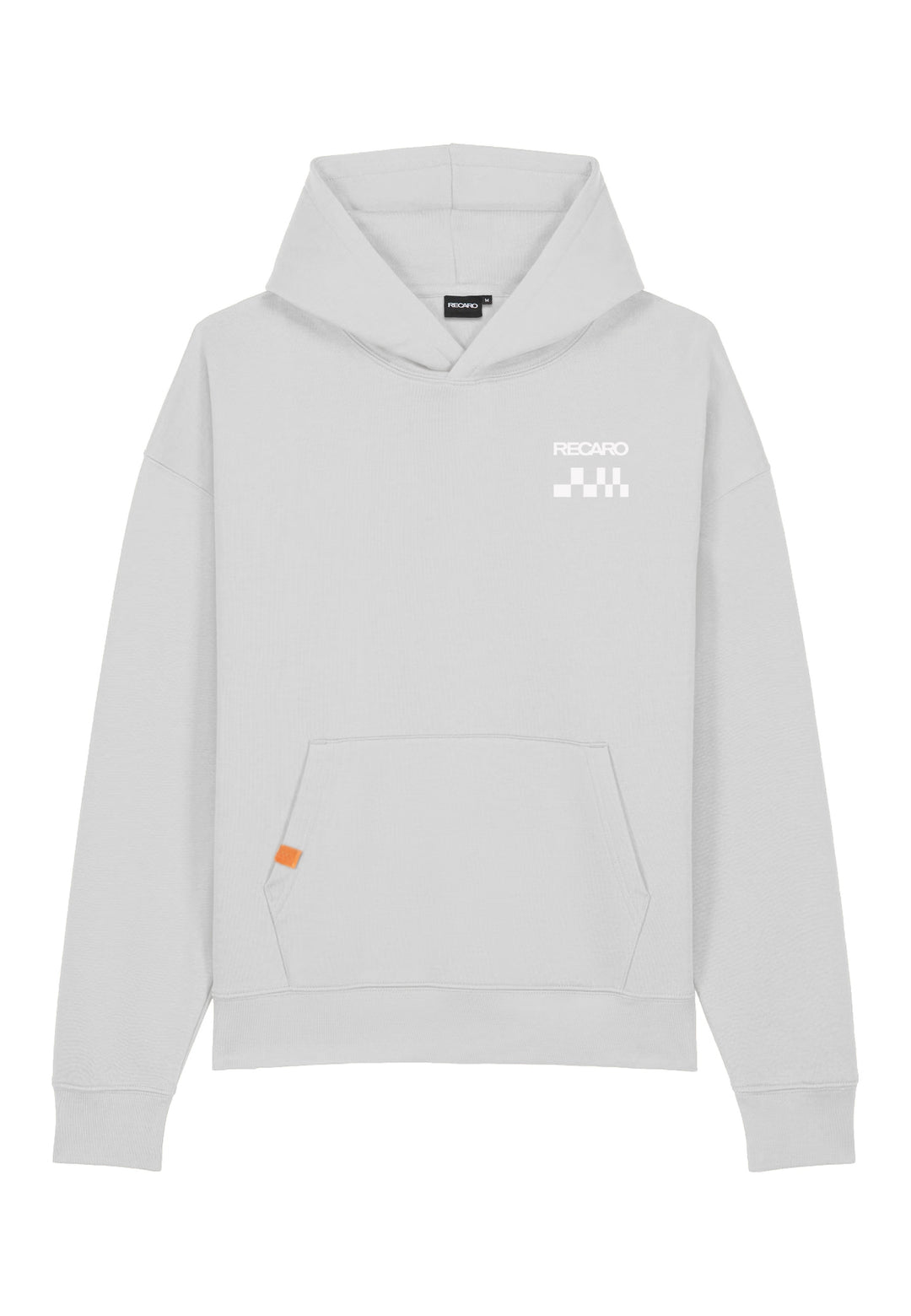 Der RECARO Shop Hoodie RECARO Heavy Cotton ist ein übergroßer, hellgrauer Kapuzenpullover aus ringgesponnener Baumwolle. Er hat eine Vordertasche, ein kleines weißes RECARO Logo und eine karierte Flagge auf der linken oberen Brustseite sowie ein orangefarbenes Etikett an der rechten Tasche.