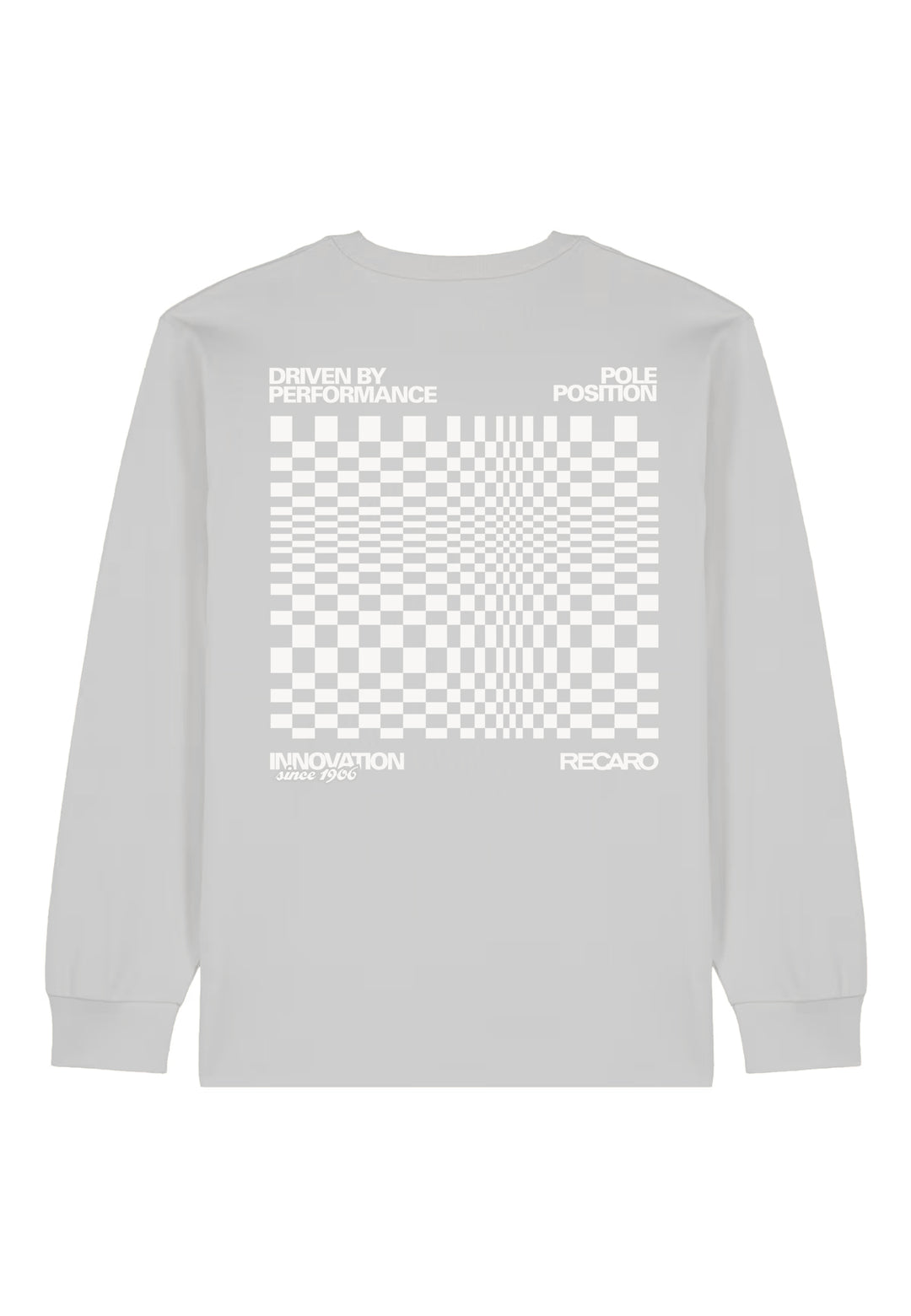 Das RECARO Shop Longsleeve Checkered ist ein hellgraues Oversize-Shirt mit hochwertigem Siebdruck. Auf dem Rücken befindet sich eine weiß karierte optische Täuschung und der Text "DRIVEN BY PERFORMANCE", "POLE POSITION", "INNOVATION SINCE 1965" und "RECARO".