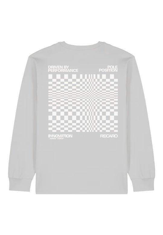 Das RECARO Shop Longsleeve Checkered ist ein hellgraues Oversize-Shirt mit hochwertigem Siebdruck. Auf dem Rücken befindet sich eine weiß karierte optische Täuschung und der Text "DRIVEN BY PERFORMANCE", "POLE POSITION", "INNOVATION SINCE 1965" und "RECARO".