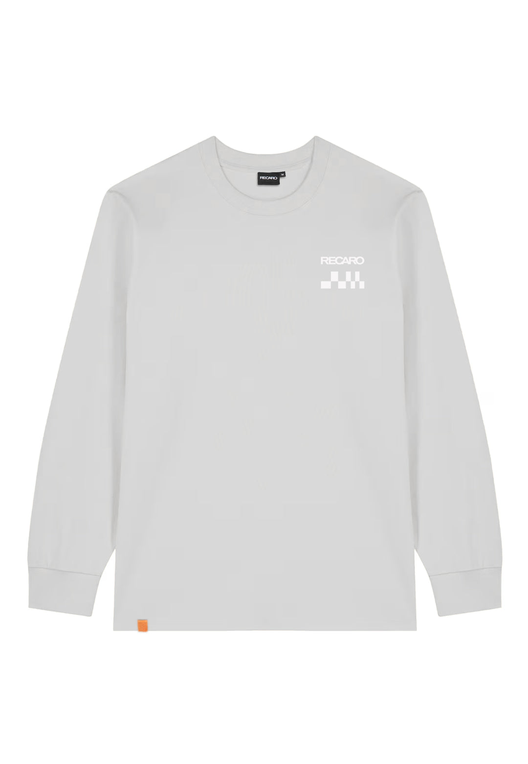 Das Longsleeve Checkered aus dem RECARO Shop ist ein unifarbenes, hellgraues Oversized-Shirt mit kleinem RECARO Logo und karierter Flaggengrafik in hochwertigem Siebdruck auf der linken Brust, sowie einem orangefarbenen Tag am unteren Saum.