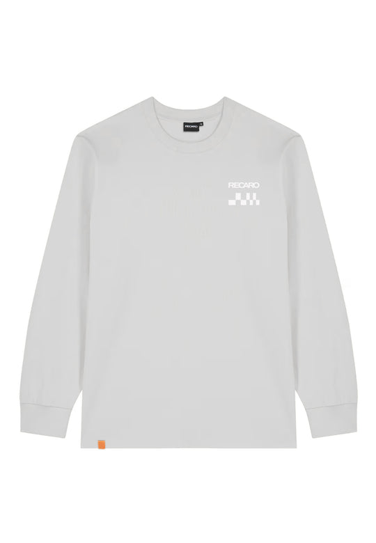 Das Longsleeve Checkered aus dem RECARO Shop ist ein unifarbenes, hellgraues Oversized-Shirt mit kleinem RECARO Logo und karierter Flaggengrafik in hochwertigem Siebdruck auf der linken Brust, sowie einem orangefarbenen Tag am unteren Saum.