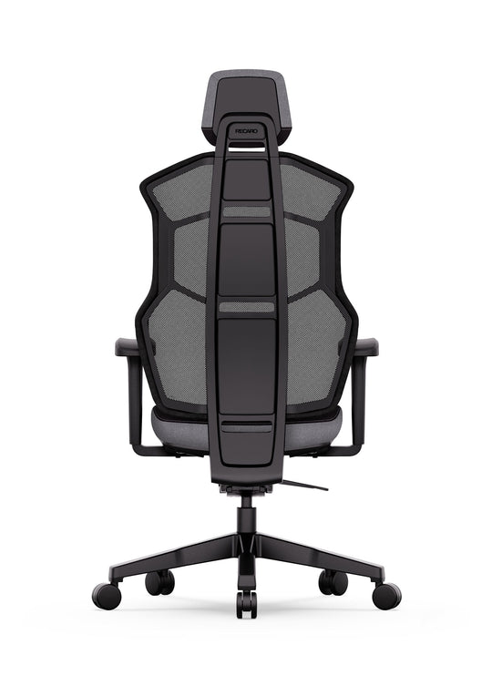 Der RECARO Aer von RECARO Shop ist ein ergonomischer Bürostuhl mit schwarzer Netzrückenlehne, verstellbarer Kopfstütze und Lendenwirbelstütze. Er verfügt über ein schwarzes Fünf-Rollen-Fußkreuz und ein modernes, kantiges Design, hier von hinten.