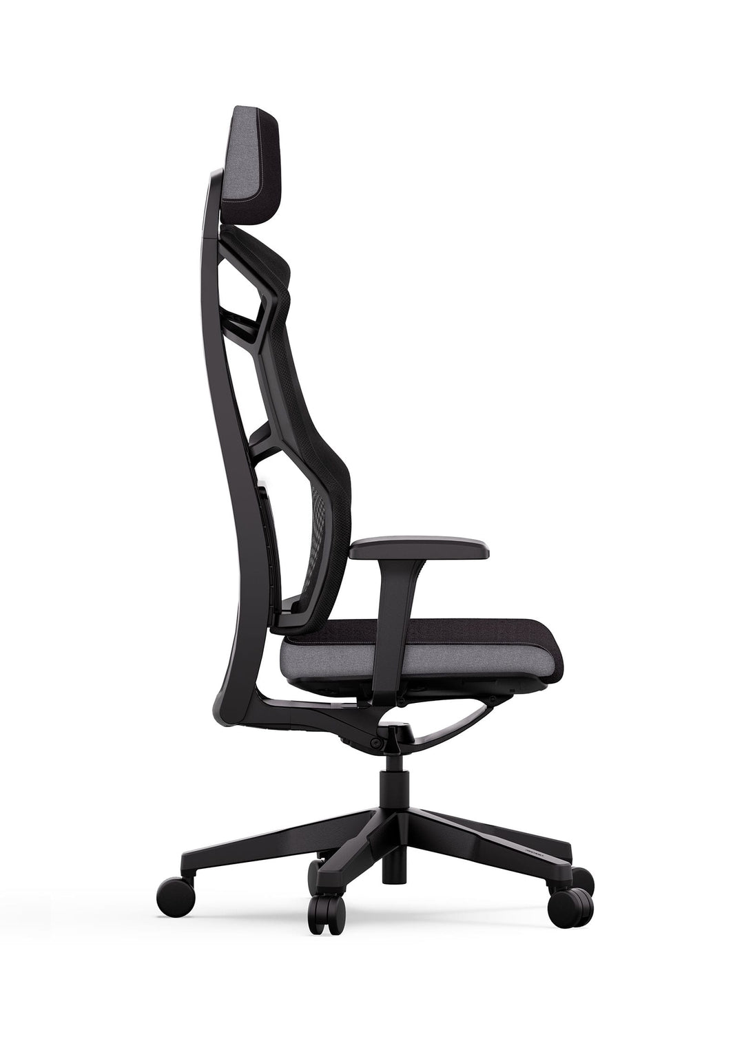Seitenansicht des schwarzen ergonomischen Bürostuhls RECARO Aer aus dem RECARO Shop mit Netzrückenlehne, verstellbaren Armlehnen und Kopfstütze, hochwertigem Schaumstoffsitz und fünf Rollen - alles vor einem weißen Hintergrund.