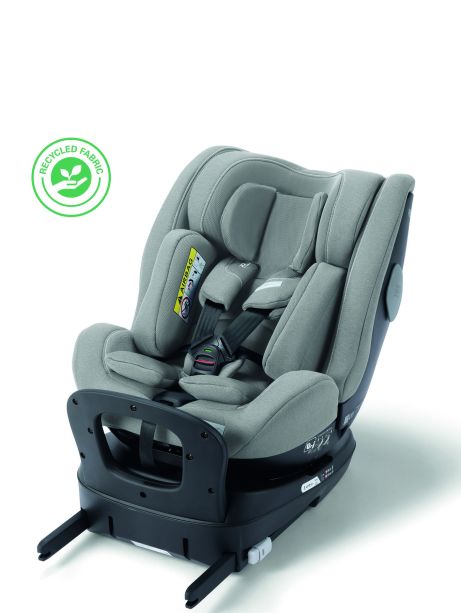 Der RECARO Shop Salia 125 Cabrio-Autositz in Grau verfügt über gepolsterte Seitenteile, ein Gurtsystem und eine Neugeboreneneinlage. Oben links auf weißem Hintergrund befindet sich ein grünes „Recycling-Stoff“-Symbol.