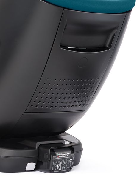 Nahaufnahme der Basis und der Unterseite des Kinderautositzes RECARO Salia 125 aus dem RECARO Shop. Zu sehen sind das eingebaute Verriegelungssystem, die Anleitungsschilder an der Unterseite und ein Teil der Neugeboreneneinlage.