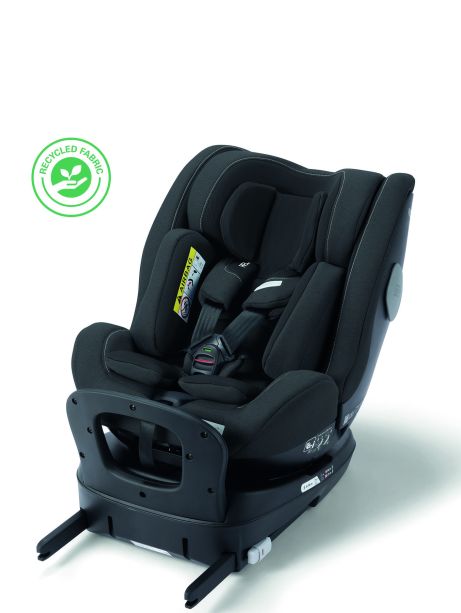 Ein schwarzer RECARO Shop Salia 125 Kindersitz mit gepolsterten Seitenteilen, Gurtsystem und Neugeborenen-Einsatz steht auf weißem Grund. In der oberen linken Ecke befindet sich ein grünes „Recycled Fabric“-Logo.