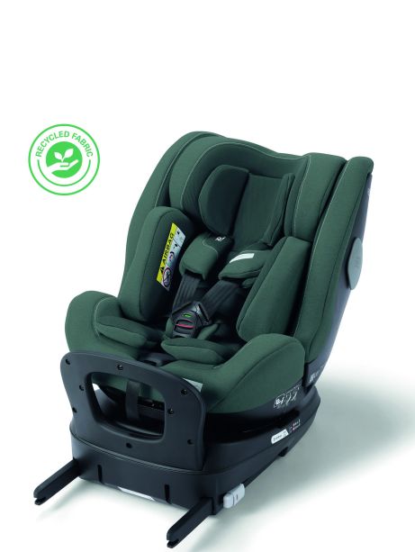 Der RECARO Shop Salia 125, ein dunkelgrüner Kinderautositz mit schwarzer Basis, Sicherheitsgurt, Neugeborenen-Einsatz und Kopfstütze, besteht aus recyceltem Stoff (umweltfreundlich) und ist um 360° drehbar für einfachen Zugang. Abbildung auf weißem Hintergrund.